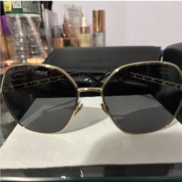 Authentic CHANEL sunglasses with detachable logo chain - Picture 3 of 5